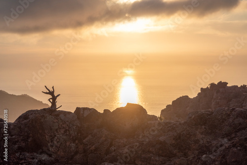 Malerischer Sonnenuntergang am Golf von Porto, Korsika, Frankreich photo