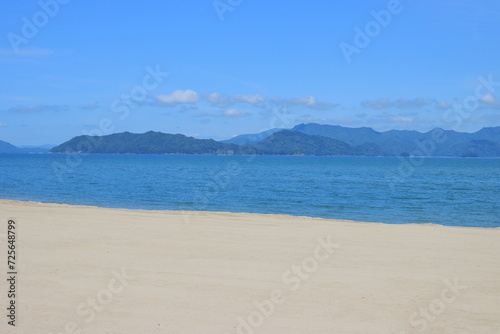 穏やかな海の砂浜