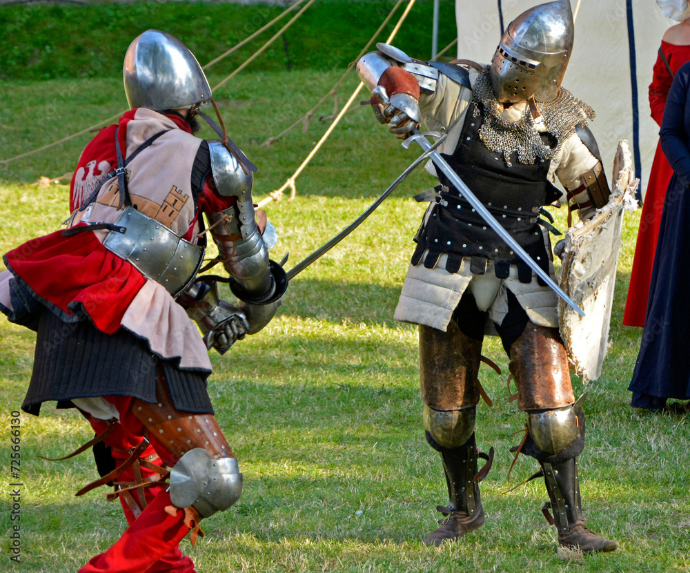 rekonstrukcja walk rycerzy, walka rycerzy, turniej rycerski, reenactment of knights' fights at the festival, people in knights' costumes fight during a historical reenactment at the Medieval Festival
