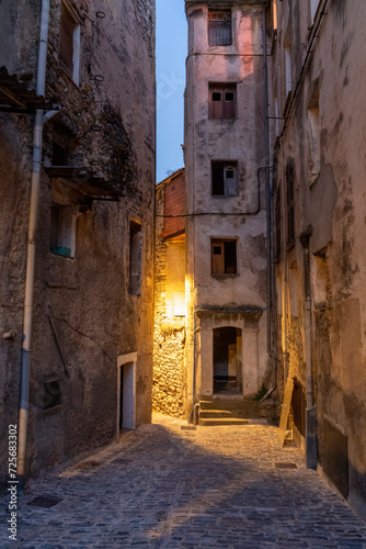 Abendstimmung in den Gassen der Stadt Corte, Korsika, Frankreich © FaRifo