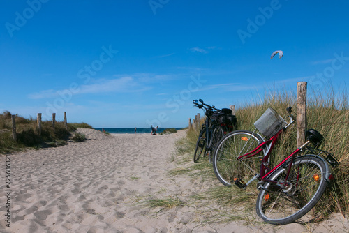 Fototapeta Naklejka Na Ścianę i Meble -  Fahrräder am Ostsee Strand im Sommer, Ostseeurlaub, Sandstrände