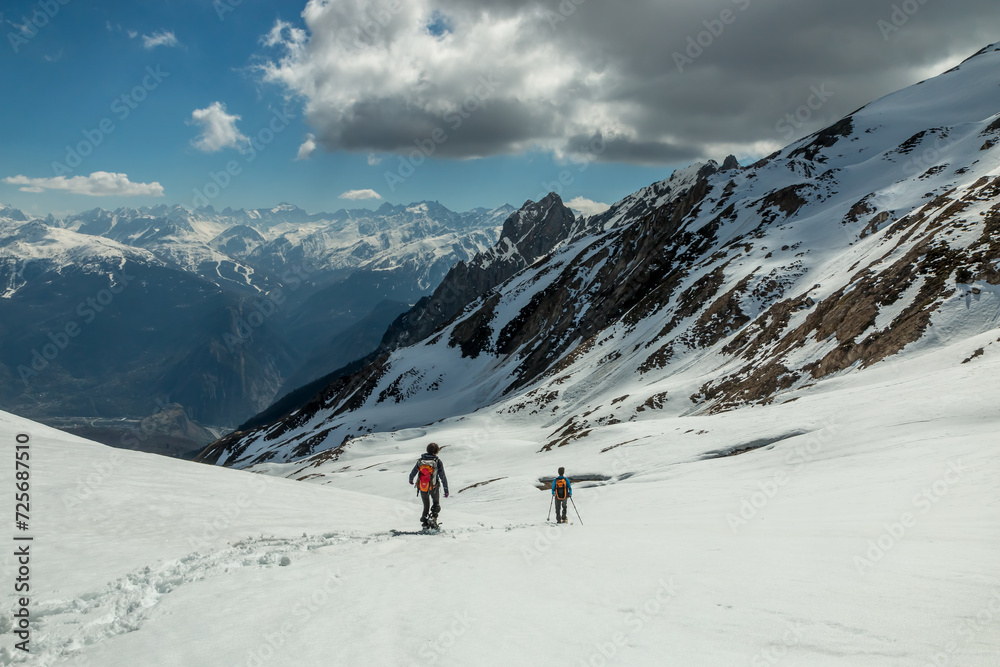 Randonnée en hiver dans la neige avec des raquettes , Petit Col des Encombres, massif de la Vanoise , Savoie