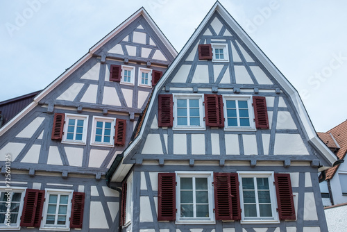 Fachwerkhäuser mit Sprossenfenstern und Fensterladen Ansicht von der Giebelseite mit leicht geschweiftem Giebel in Fellbach bei Stuttgart.