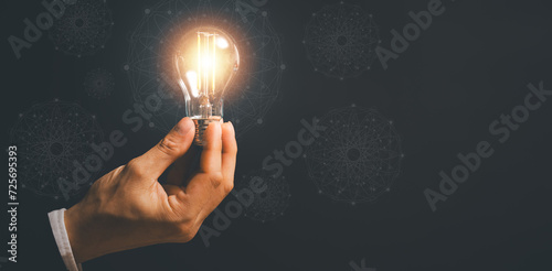 Fotografia success businessman hold light bulb for good idea