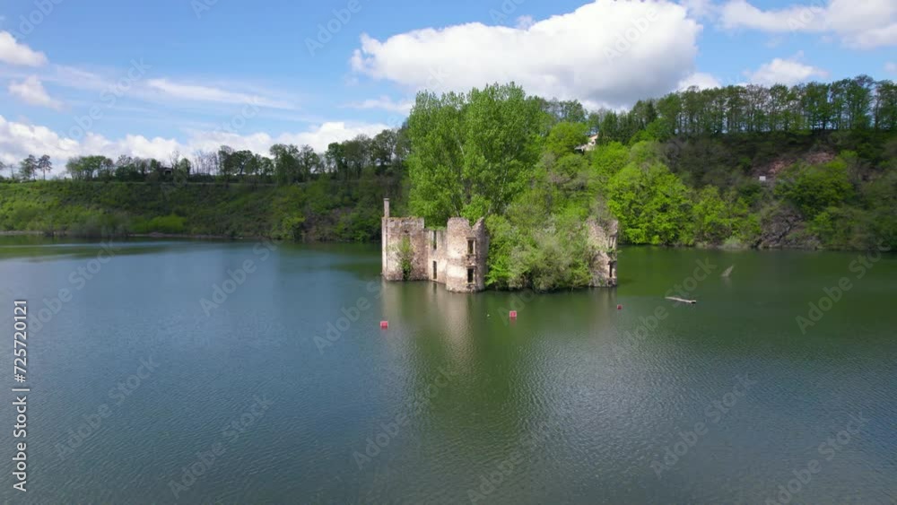 Château immergée dans l'eau Château immergée dans l'eau