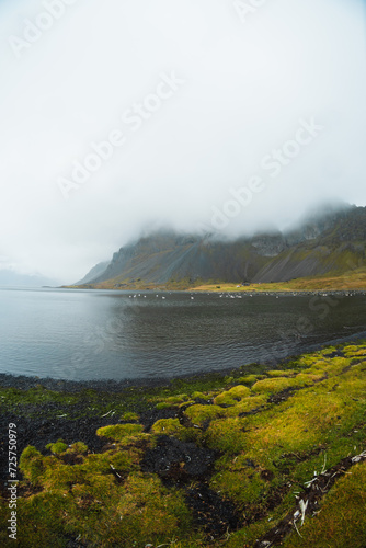 Berglandschaft mit See auf Island