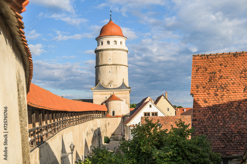 Stadtmauer mit überdachtem Wehrgang und rundem rturm in Nördlingen