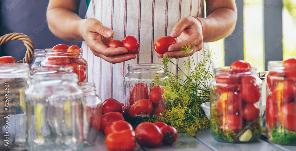 Εκτύπωση καμβά Preserving tomatoes in jars. Selective focus.
