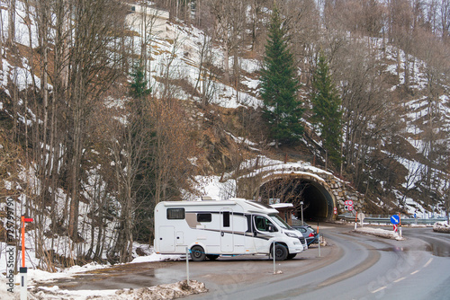 A cozy motorhome parked against an alpine snowy landscape epitomizes the essence of a winter family vacation at ski resorts. Perfect for travel and winter vacation concepts