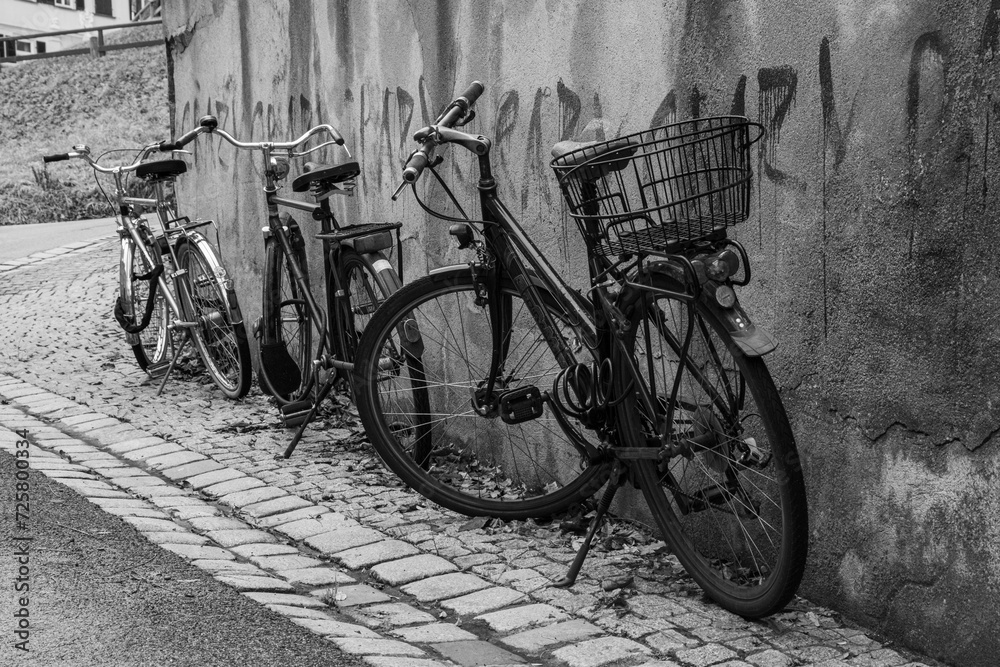 Alte Fahrräder stehen an einer beschmierten Fassade, Schwarzweiß-Fotografie, Deutschland Alte Fahrräder stehen an einer beschmierten Fassade, Schwarzweiß-Fotografie, Deutschland