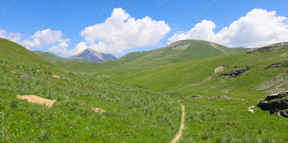 Randonnée sur le plateau d'Emparis ,plateau situé à plus de 2 000 m d'altitude sur les départements français de l'Isère et des Hautes-Alpes dans le massif des Arves dans les Alpes françaises.