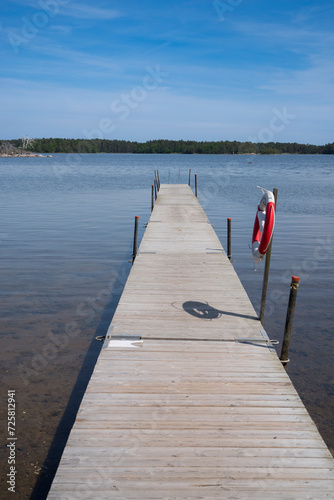 Bootssteg in den schwedischen Schären an einem sonnigen Sommertag, Schweden photo
