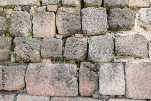 Ausschnitt einer alten Steinmauer in Mérida die Hauptstadt der Autonomen Region Extremadura im Südwesten Spaniens. Gesehen auf dem Pilgerweg Via de la Plata von Sevilla nach Santiago de Compostela.