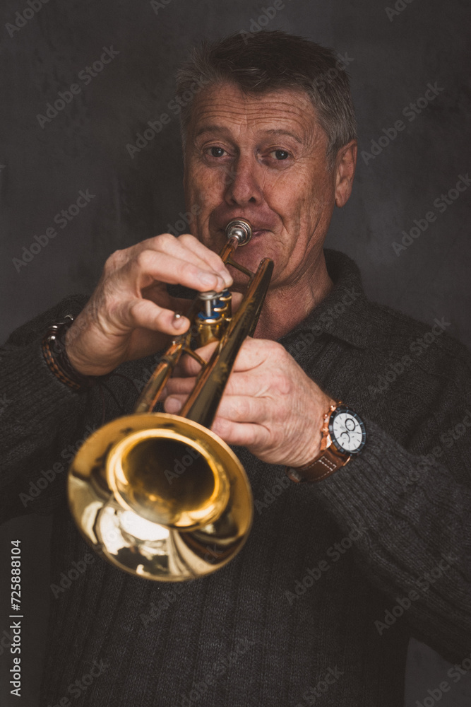 Fototapeta premium Trompete spielen