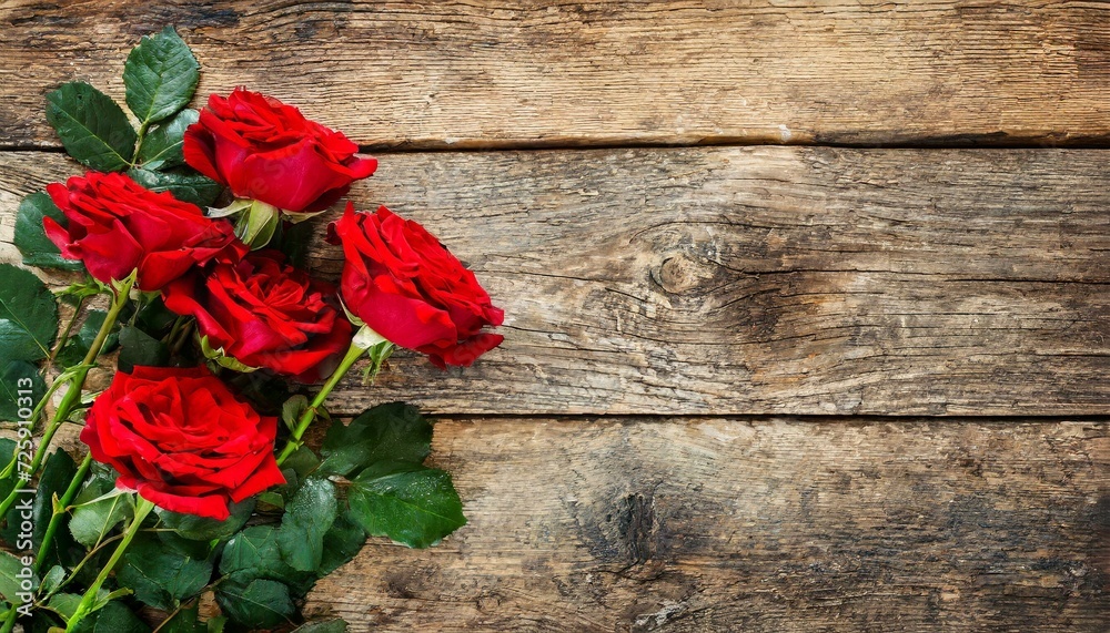 Bouquet de roses rouges, romantique sur un fond de  planches en bois . Posé à plat et vue de dessus avec un espace pour le texte - obrazy, fototapety, plakaty 