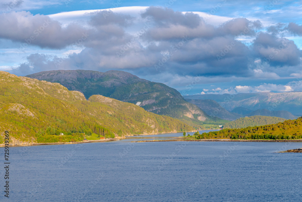 Der Trondheimfjord (norwegisch Trondheimsfjorden) ist mit 130 Kilometer Länge der drittlängste Fjord Norwegens.