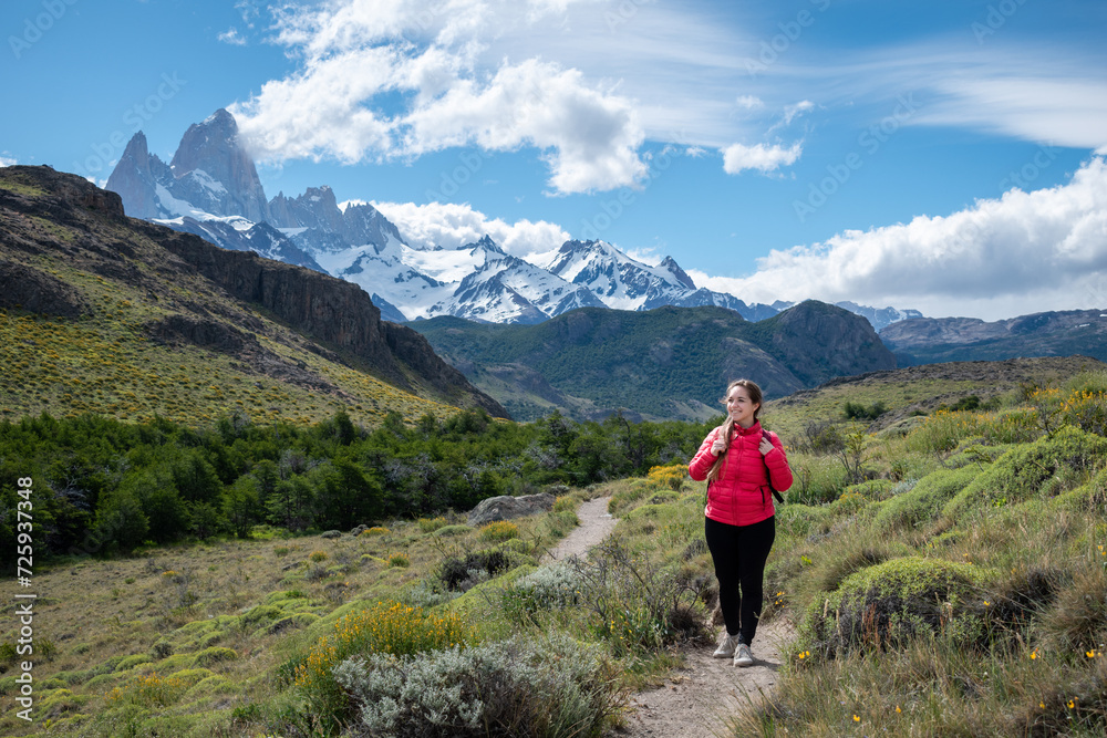 Mujer senderista disfrutando de los recorridos de El Chalten. Patagonia Argentina