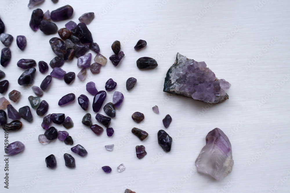 Obraz premium Amethyst druse and amethyst kiesel, close up.