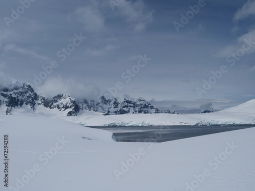 Bergkette der Seven Sisters bei Damoy Point an der Wiencke-Insel im Palmer-Archipel in der Antarktis. photo
