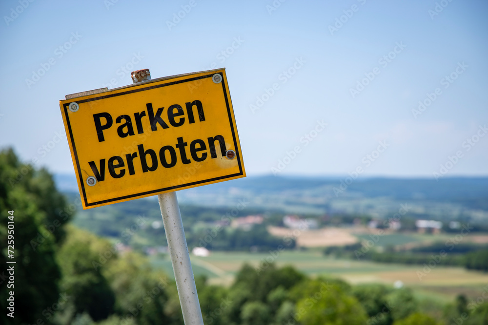 Parken Verboten Schild vor sommerlicher Landschaft