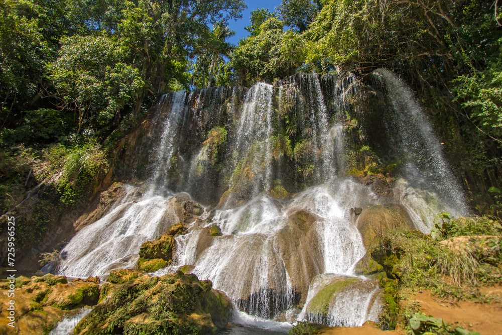 Fototapeta premium Vista de la Cascada de El Nicho en Cienfuegos, Cuba