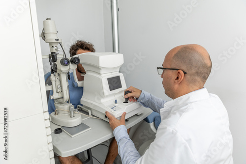 Examination of the eyes and vision. Comprehensive eye examination