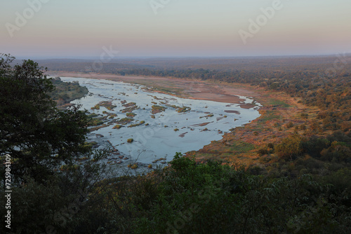 Afrikanischer Busch - Kr  gerpark - Olifants River   African Bush - Kruger Park - Olifants River  