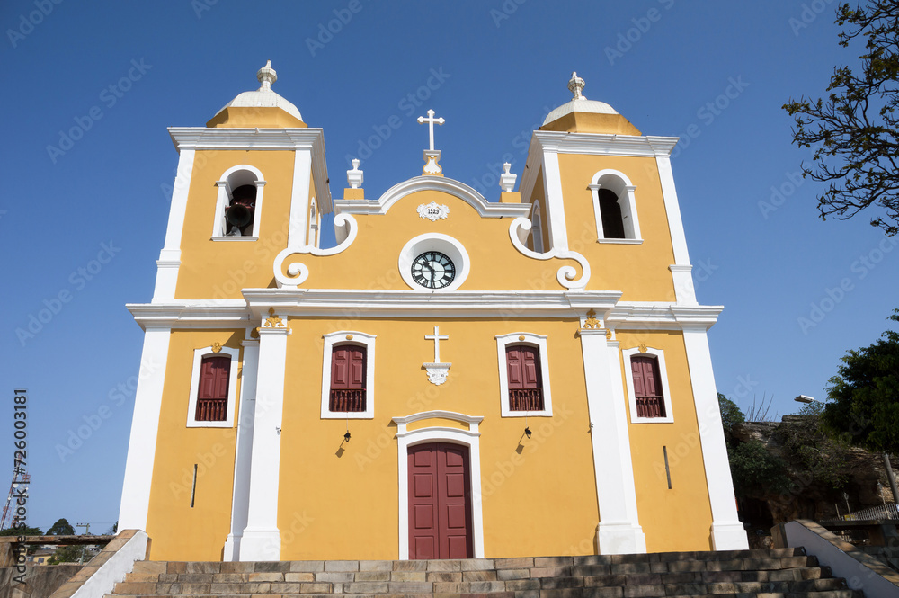 front of the main church of São Tomé das Letras photographed from bottom to top