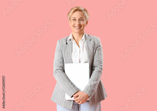 Mature female programmer wi...