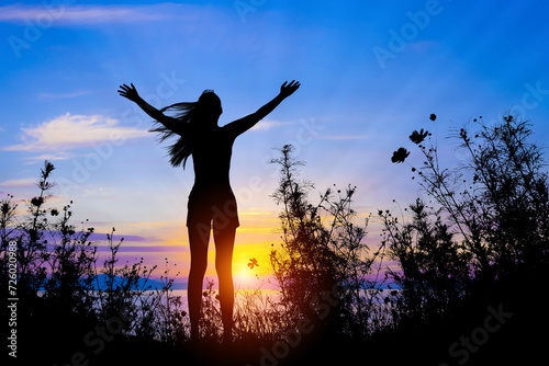 早朝の空を仰ぐ女性 photo
