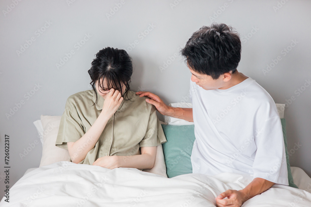 ベッドで妻を心配する夫(眼精疲労・ドライアイ・疲れ目)
ベッドで妻を心配する夫(眼精疲労・ドライアイ・疲れ目)