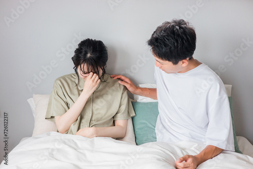 ベッドで妻を心配する夫（眼精疲労・ドライアイ・疲れ目）  © buritora