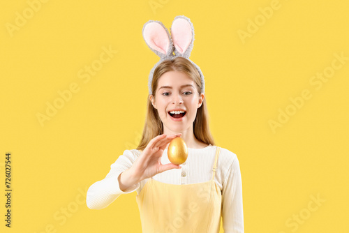 Young woman in bunny ears w...