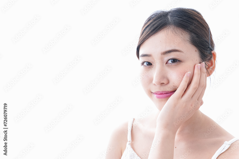 スキンケアをする若い女性 スキンケアをする若い女性