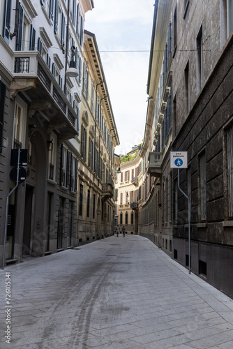 Scorcio di una strada di Milano, Italia