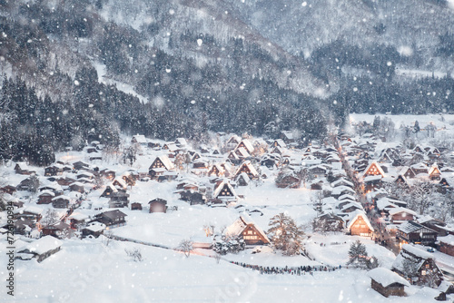 冬の白川郷のライトアップ。日本の岐阜県にある観光名所。
