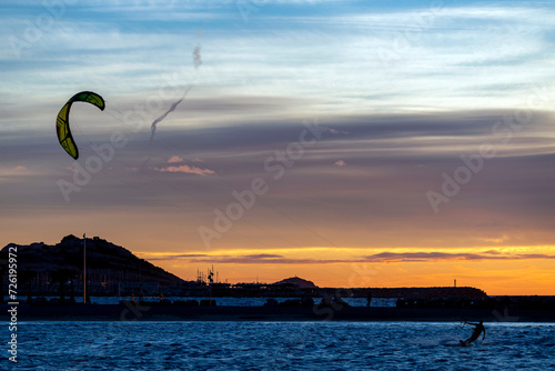 Kitesurf au crépuscule