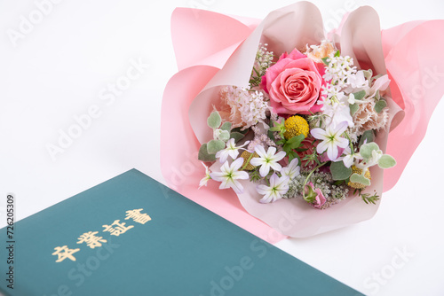 卒業証書と花束　diploma and bouquet