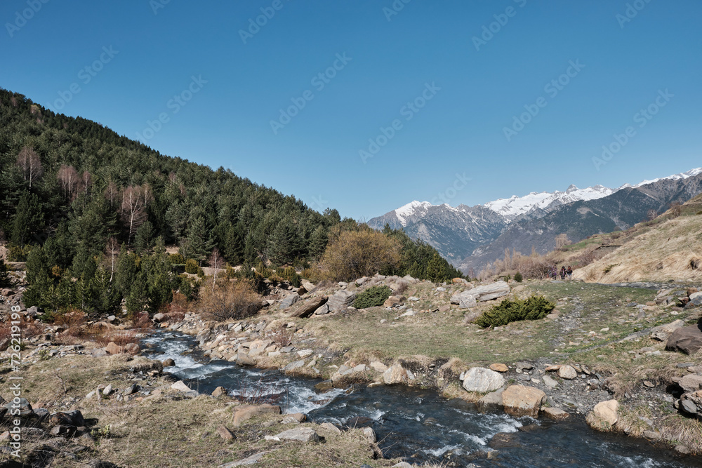 Paisaje de montaña en Los Pirineos aragoneses Paisaje de montaña en Los Pirineos aragoneses