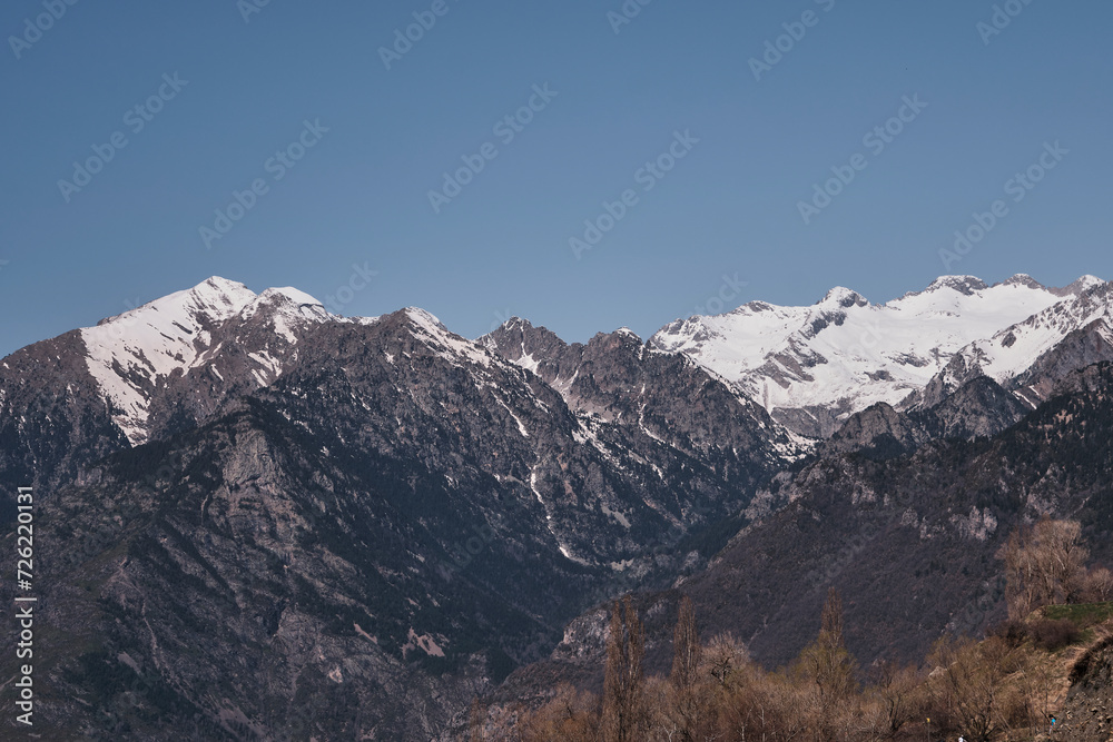 Paisaje nevado de invierno en el Pirineo de Aragón