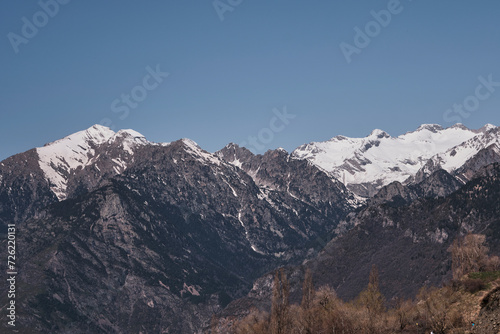 Paisaje nevado de invierno en el Pirineo de Arag  n