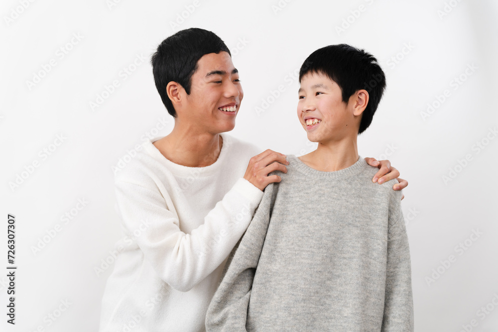 私服姿の小学生と中学生の男性 ライフスタイルイメージ 私服姿の小学生と中学生の男性 ライフスタイルイメージ