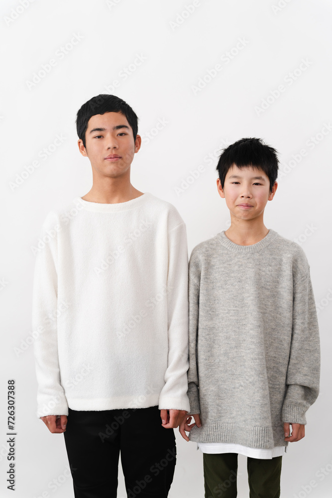 私服姿の小学生と中学生の男性 ライフスタイルイメージ 私服姿の小学生と中学生の男性 ライフスタイルイメージ