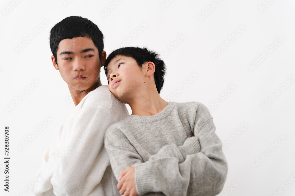 私服姿の小学生と中学生の男性 ライフスタイルイメージ 私服姿の小学生と中学生の男性 ライフスタイルイメージ