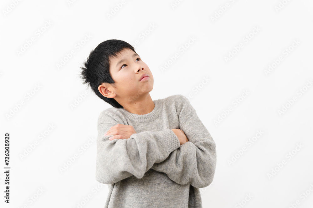 私服姿の小学生の男の子　ライフスタイルイメージ