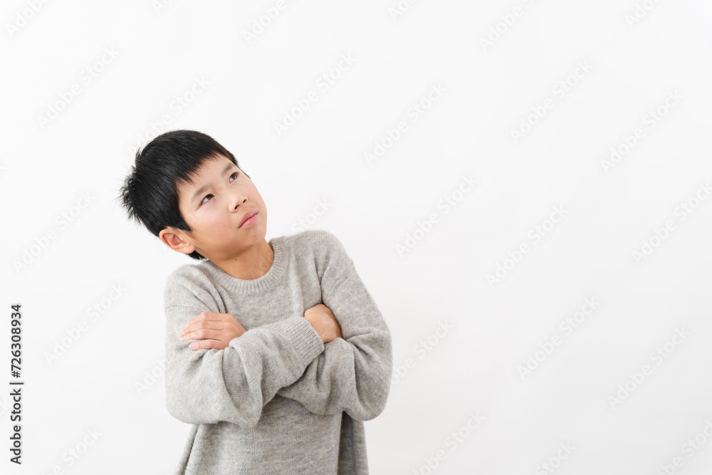 私服姿の小学生の男の子　ライフスタイルイメージ