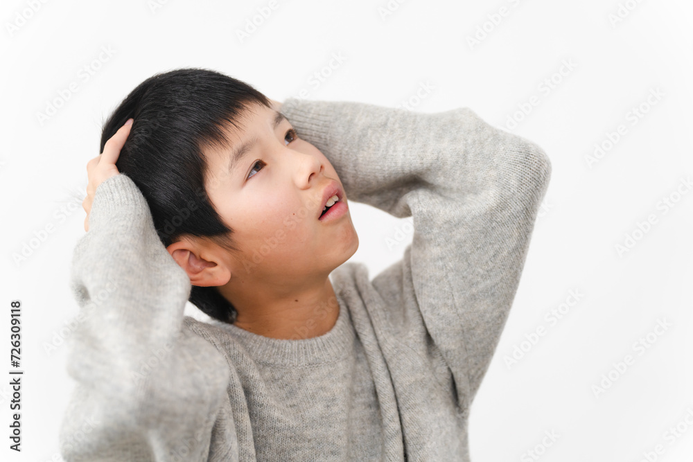 私服姿の小学生の男の子　ライフスタイルイメージ