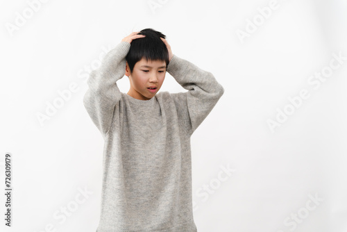 私服姿の小学生の男の子　ライフスタイルイメージ © aijiro