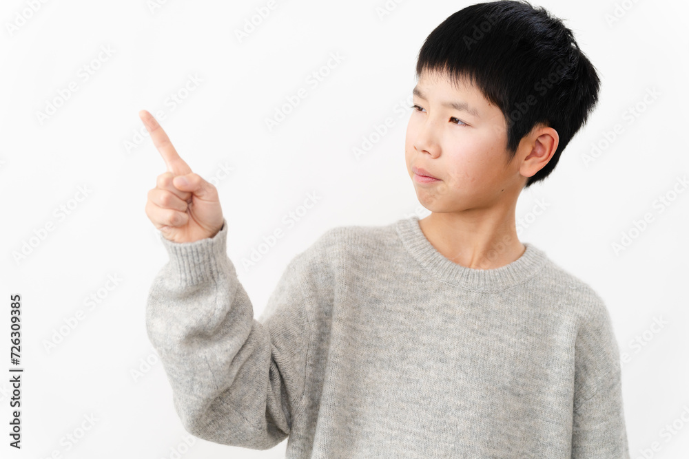 私服姿の小学生の男の子 ライフスタイルイメージ 私服姿の小学生の男の子 ライフスタイルイメージ