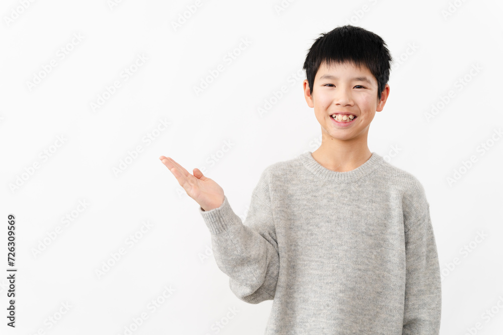 私服姿の小学生の男の子 ライフスタイルイメージ 私服姿の小学生の男の子 ライフスタイルイメージ